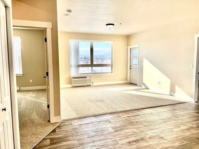 915/6SQFT Units Living room