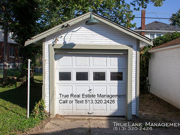 2nd image of 1826 Garden Ln