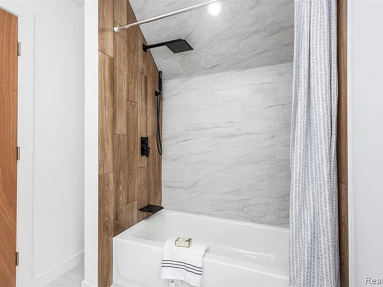 2744 Lawrence St — Photo 24