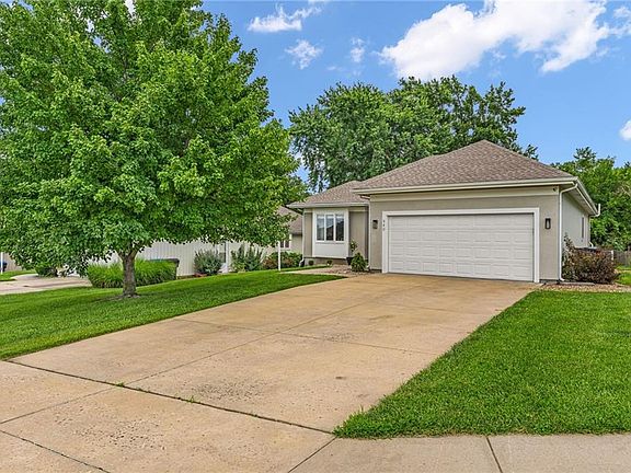 3rd image of 940 SW Woodbridge Ct