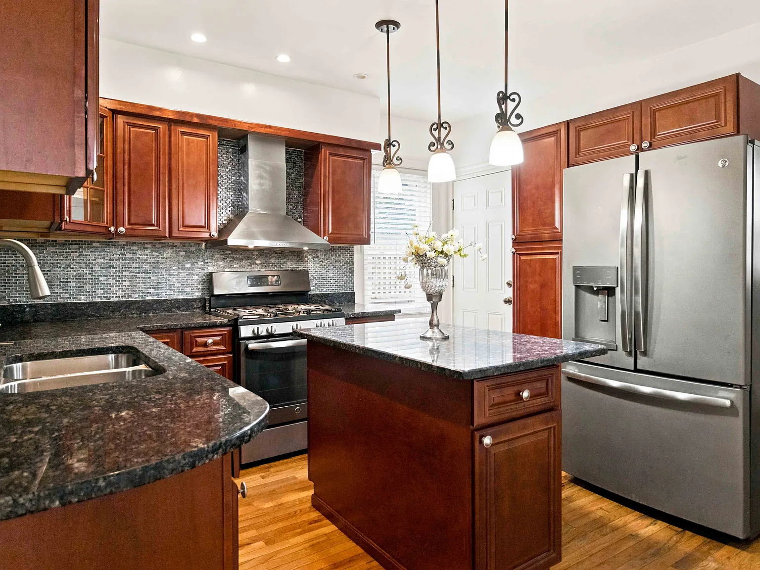 3 bed, 1195 sqft, $3,200 — Photo 2