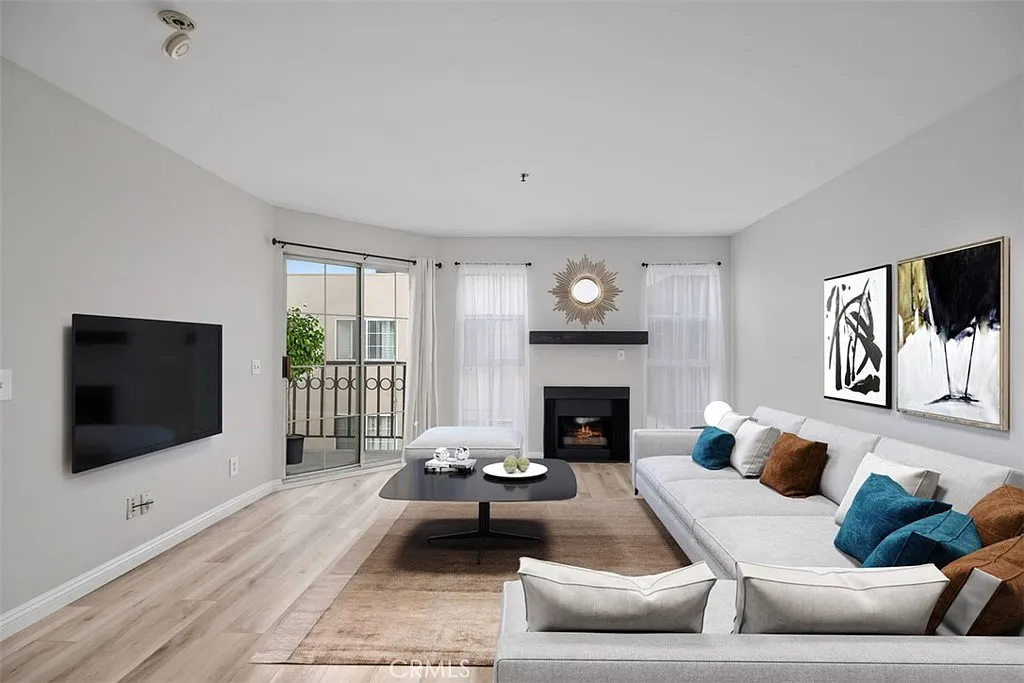 1 bed, 611 sqft, $2,400 — Photo 2