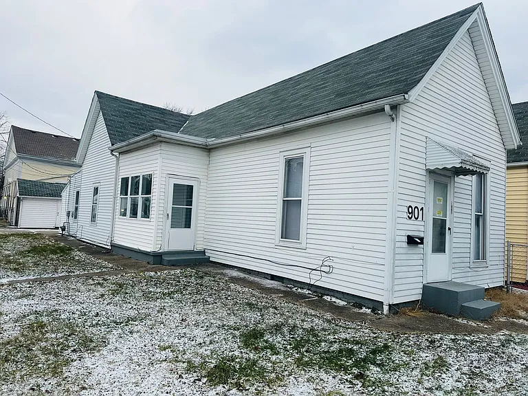 901 E Oak St — Photo 1