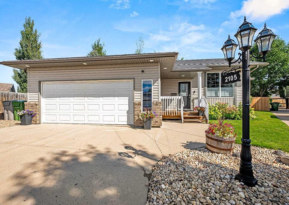 1st image of 2105 SE 52 Avenue Close