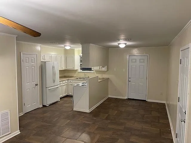 6939 Cambridge St — Photo 2