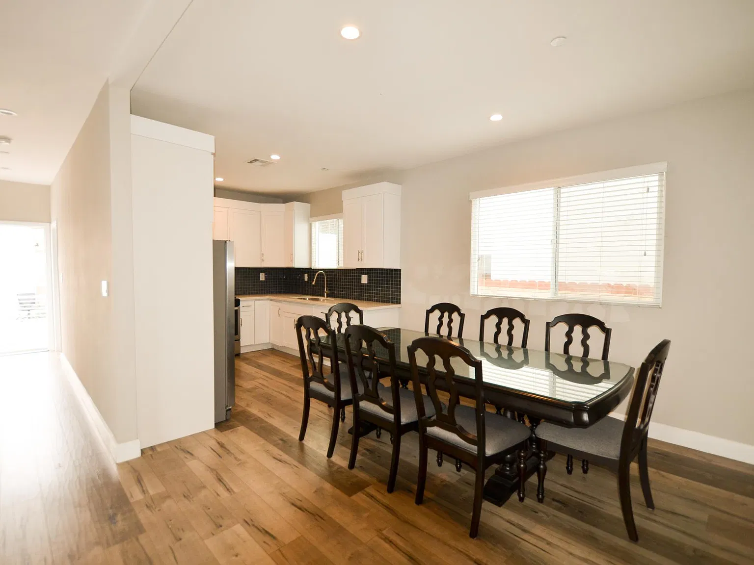 5 bed, 1800 sqft, $3,990 — Photo 4