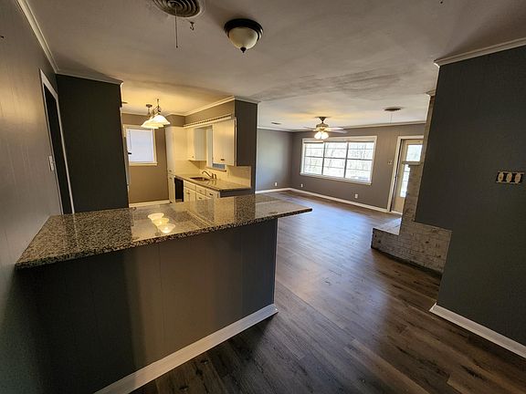 3rd image of 905 Holiday Dr