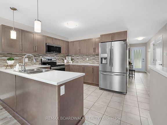 3rd image of 923 Leishman Dr