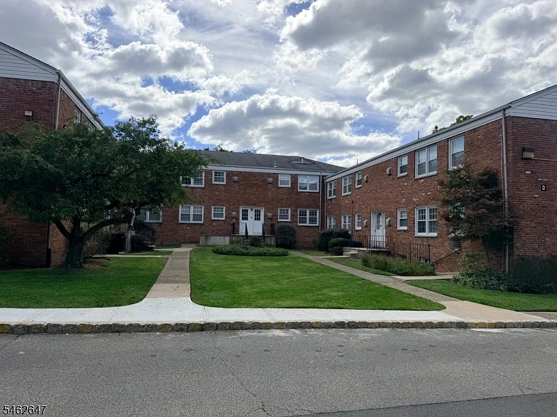 1 bed, 1.0 bath, $2,200 — Photo 1