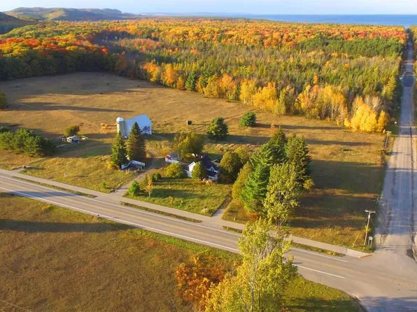 1042 W Harbor Hwy, Maple City, MI 49664