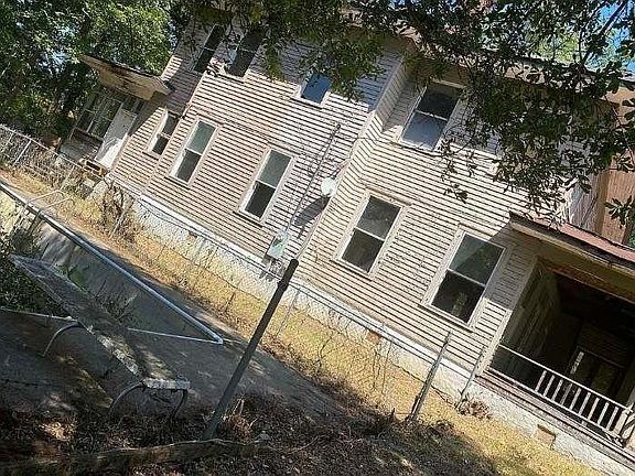 4th image of 114 Adams St