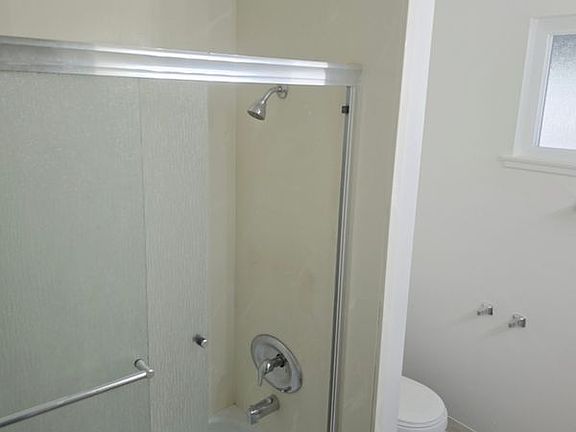 4th image of 393 N Oak St APT F