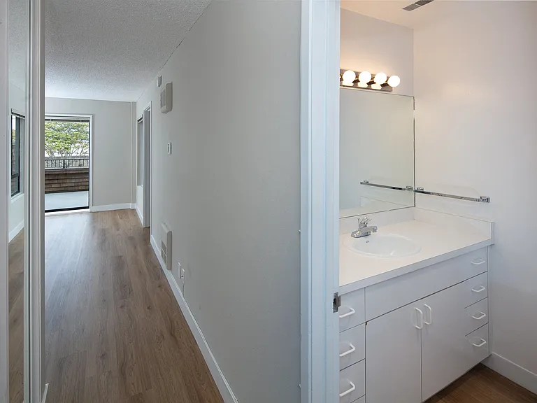 Marina Cove Apartments — Photo 31