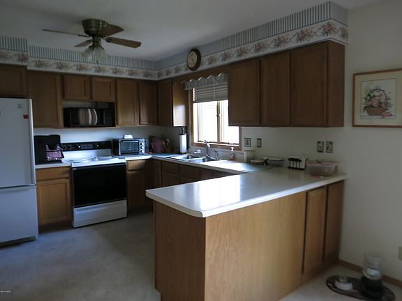 3rd image of 106 8th Ave N