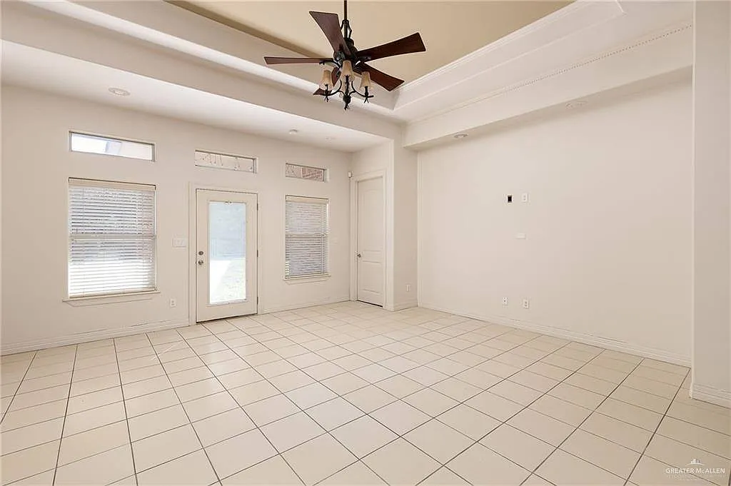 3 bed, 2.5 bath, 1950 sqft, $2,100 — Photo 3