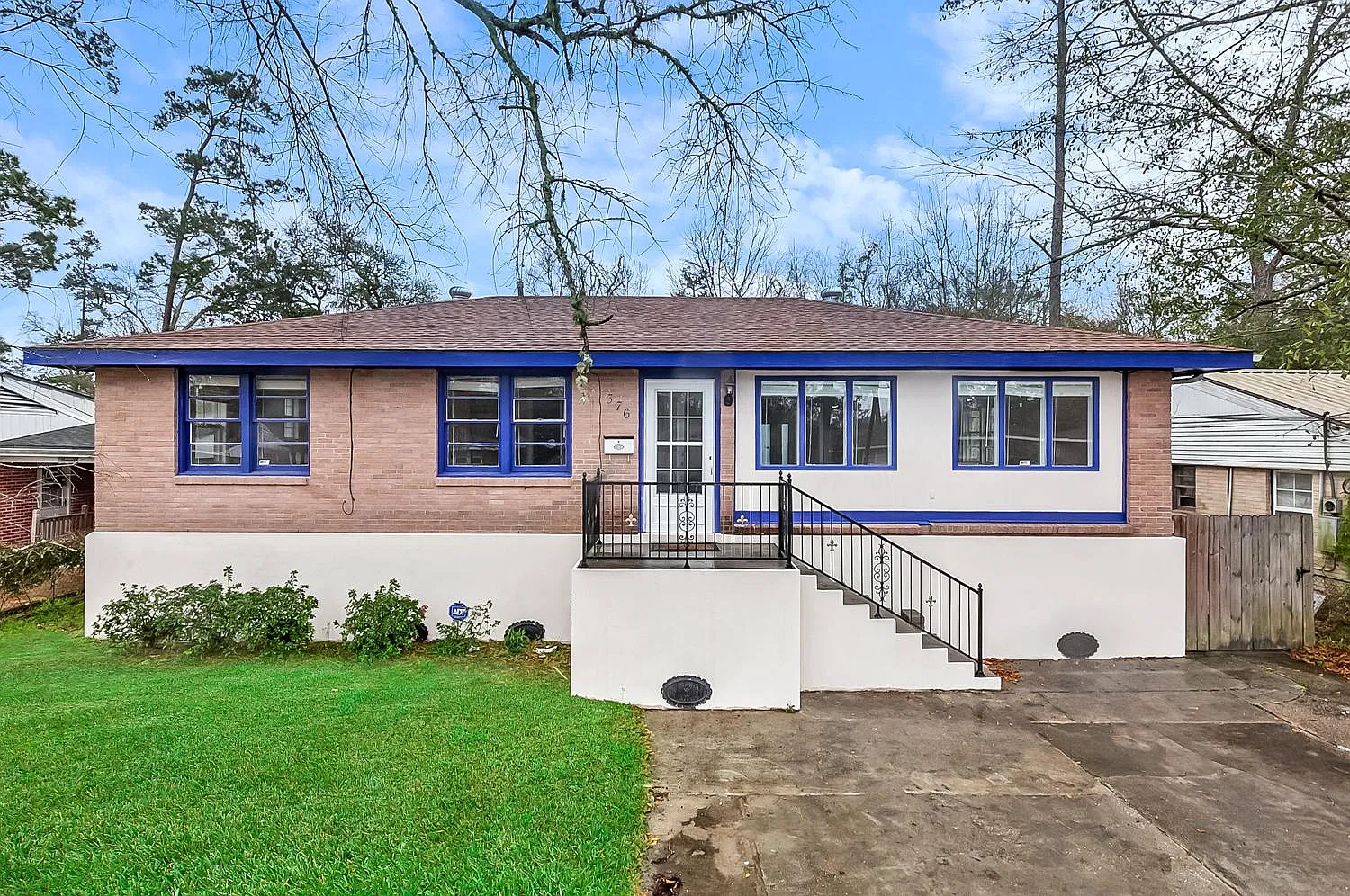 4 bed, 2.5 bath, 1952 sqft, $1,900 — Photo 1