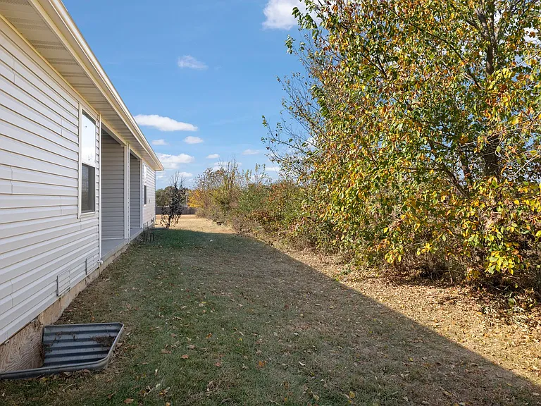 331A W Summit St — Photo 3