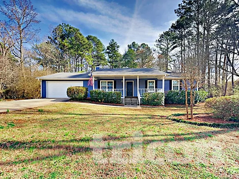 211 Robin Ln — Photo 2