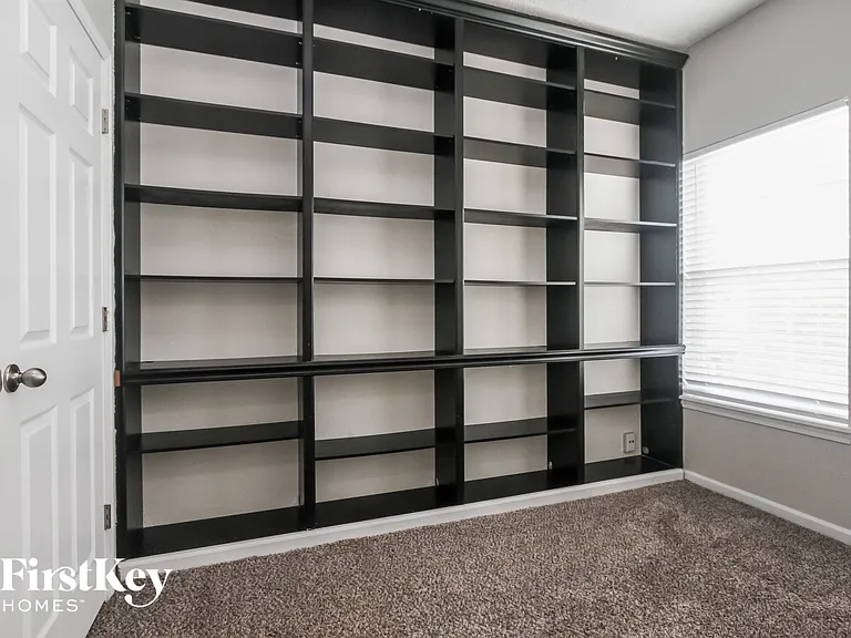 8119 Corktree Dr — Photo 6