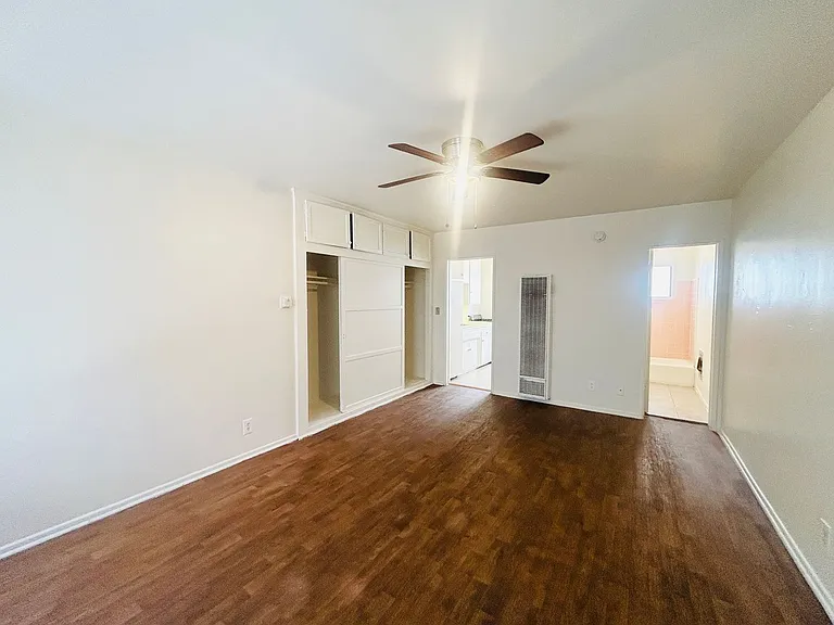 1233 N Ardmore Ave Apartments — Photo 2