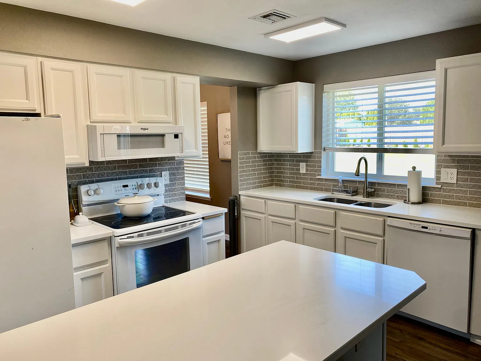 4 bed, 2.5 bath, 2000 sqft, $3,000 — Photo 3