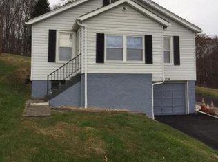 124 9th St, Mount Hope, WV 25880