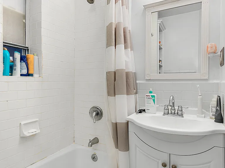 204 9th Ave #5R — Photo 6
