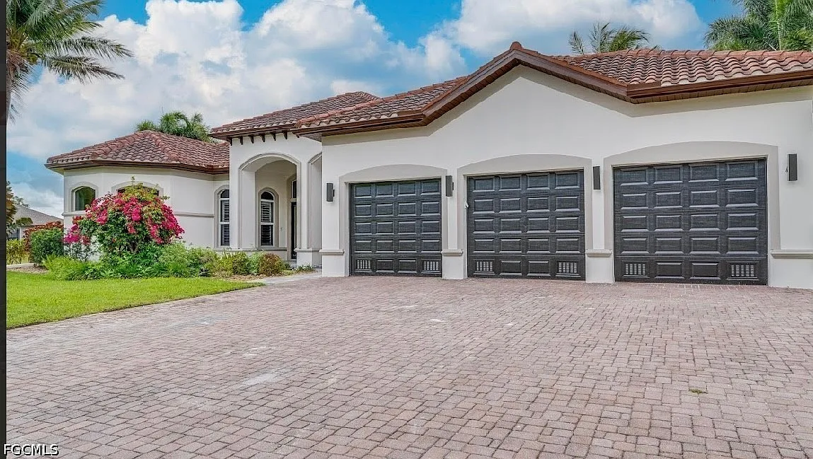 4 bed, 3.5 bath, 3902 sqft, $5,999 — Photo 3