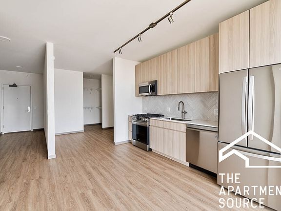 3rd image of 513 S Damen Ave