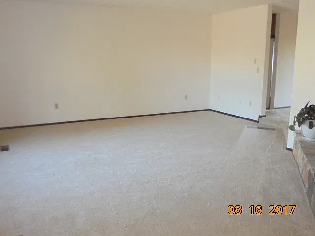 911 NW Oakwood Circle — Photo 3