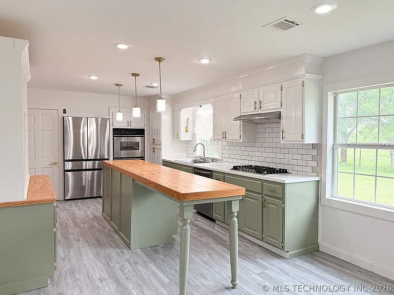 Kitchen (door to left of fridge goes to laundry/utility room)