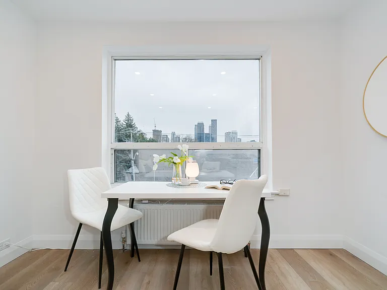 2707 Yonge St — Photo 4