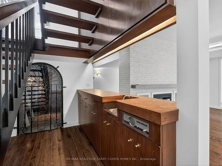 21 Tudor Gate — Photo 22