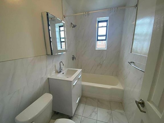 5th image of 62-95 Saunders St #Ee