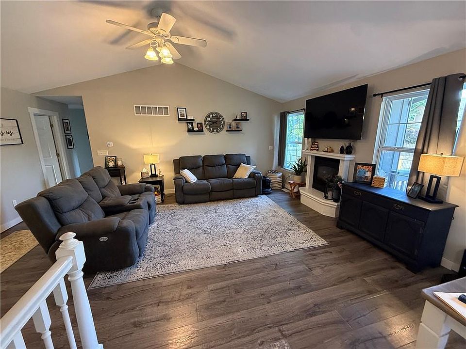 2nd image of 1320 Pin Oak Cir