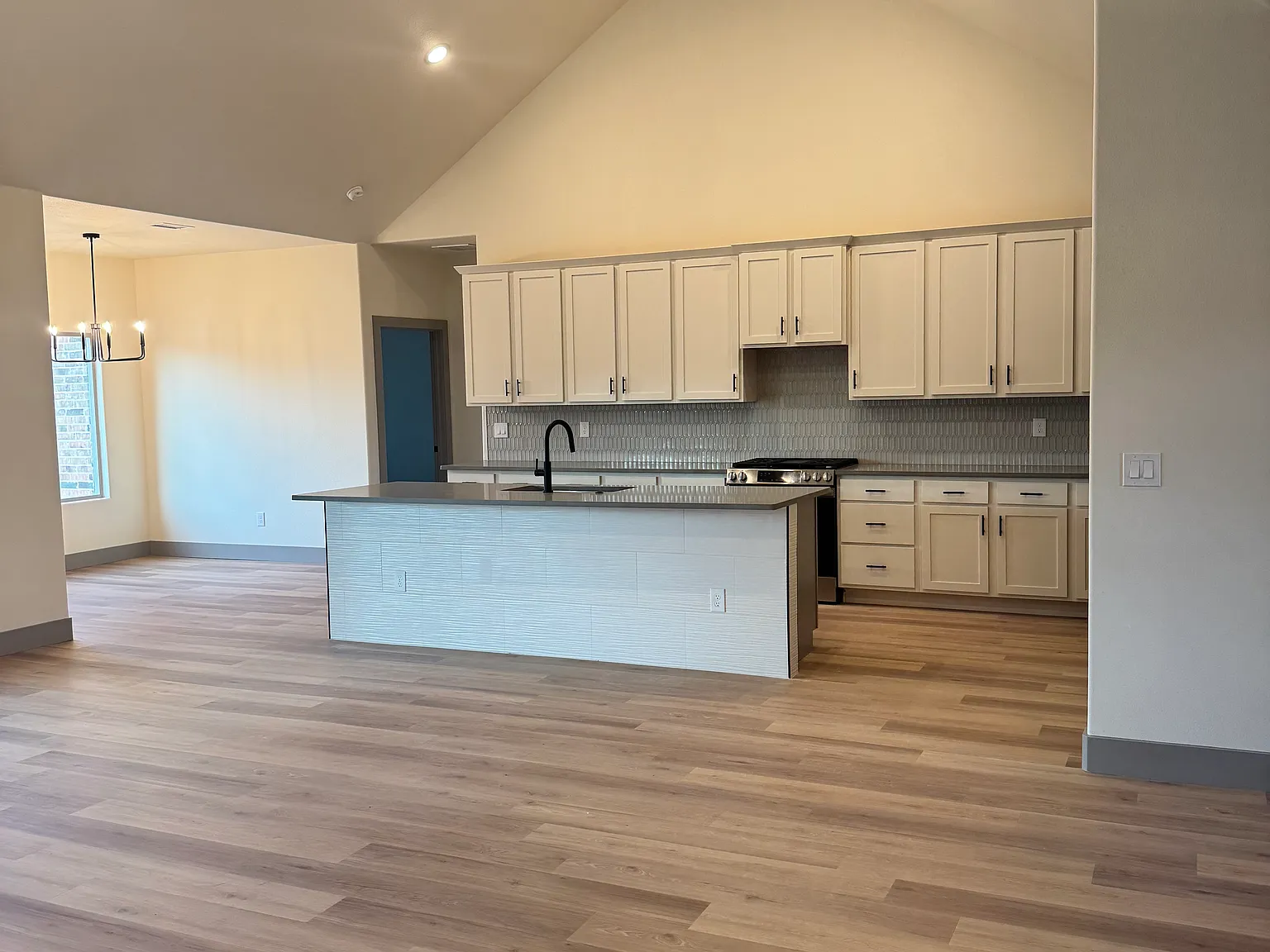 3 bed, 2200 sqft, $2,700 — Photo 2