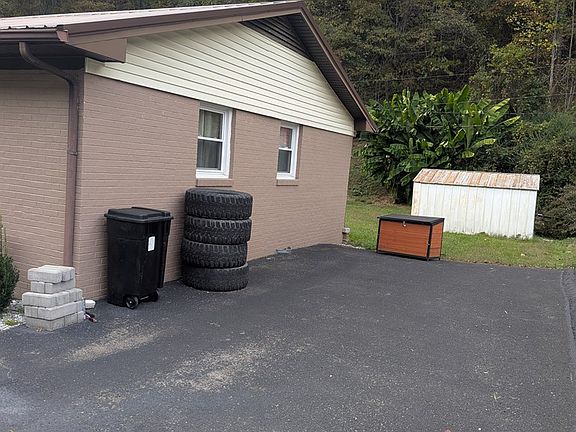 3rd image of 1079 Highlawn Cir