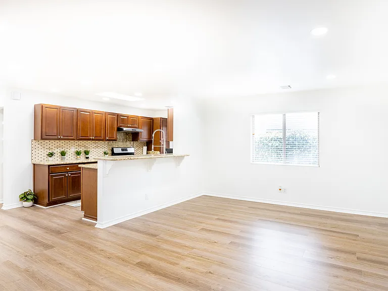 8330 Lilienthal Ave — Photo 22