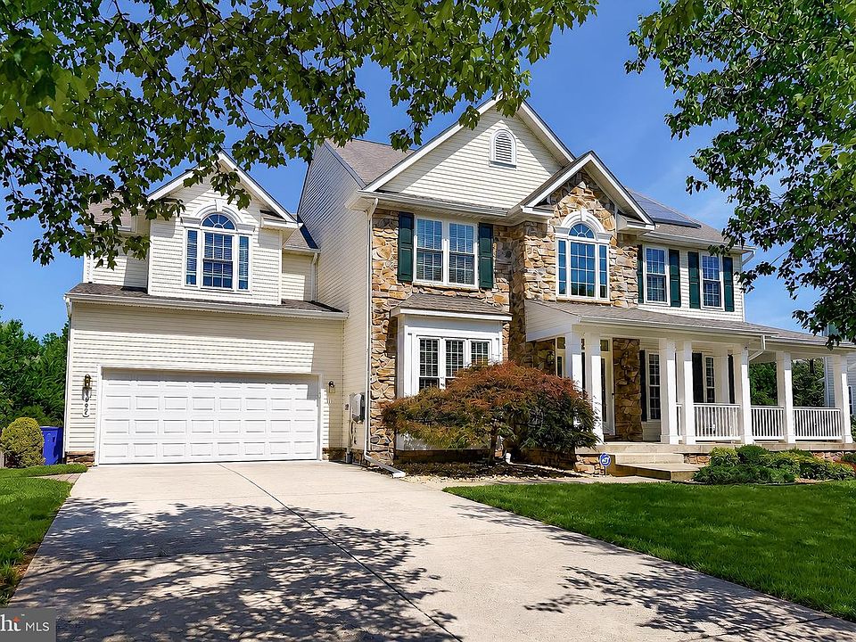1st image of 1002 Canterbury Ln