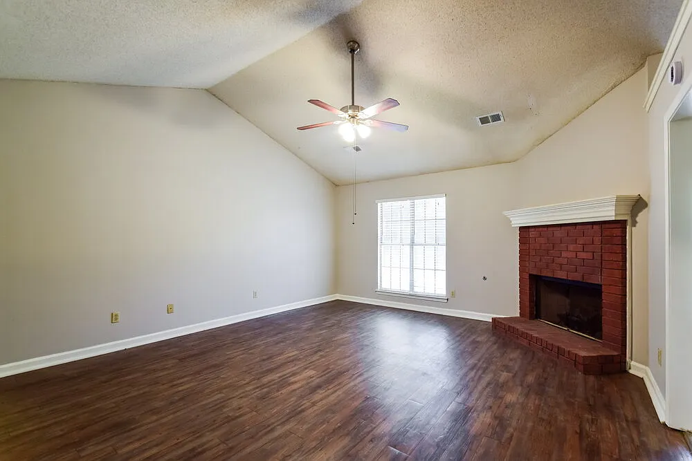 3 bed, 2.0 bath, 1423 sqft, $1,710 — Photo 4