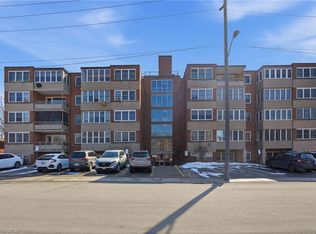 9 Grant Blvd #106, Hamilton, ON L9H 4L5