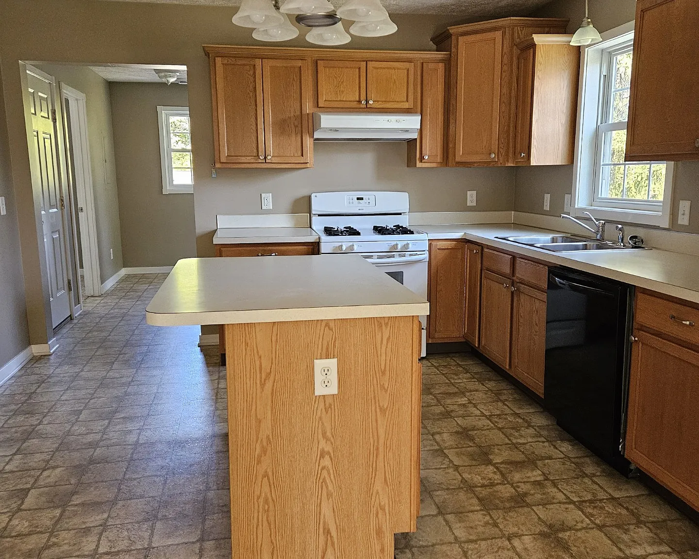 2 bed, 1200 sqft, $1,400 — Photo 2