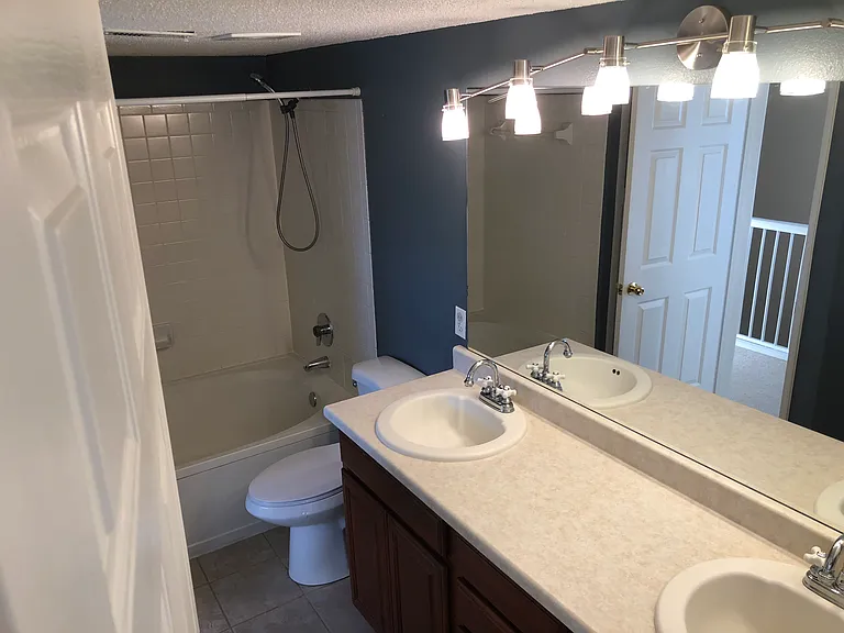 Master bathroom - 2 sinks and soaking tub!