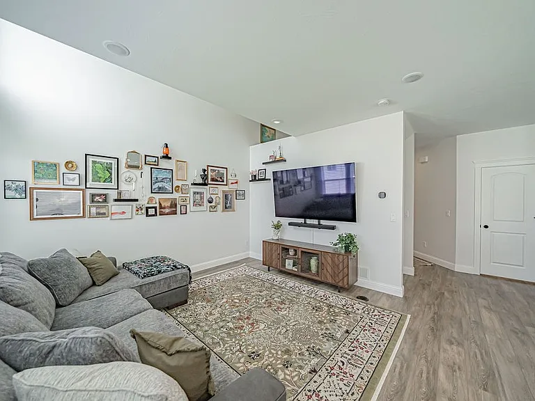 4725 Witts End Way — Photo 2