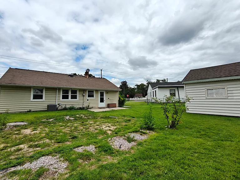 444 Colonial Rd — Photo 3
