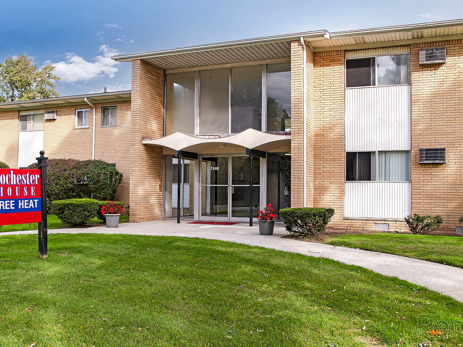 Rochester House Apartments — Photo 1