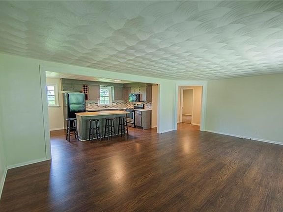4th image of 1405 Evelyn Ln