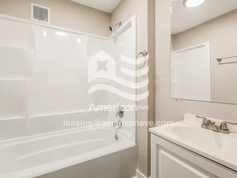 1228463_010_wm_-_main_bathroom_13185106.jpg