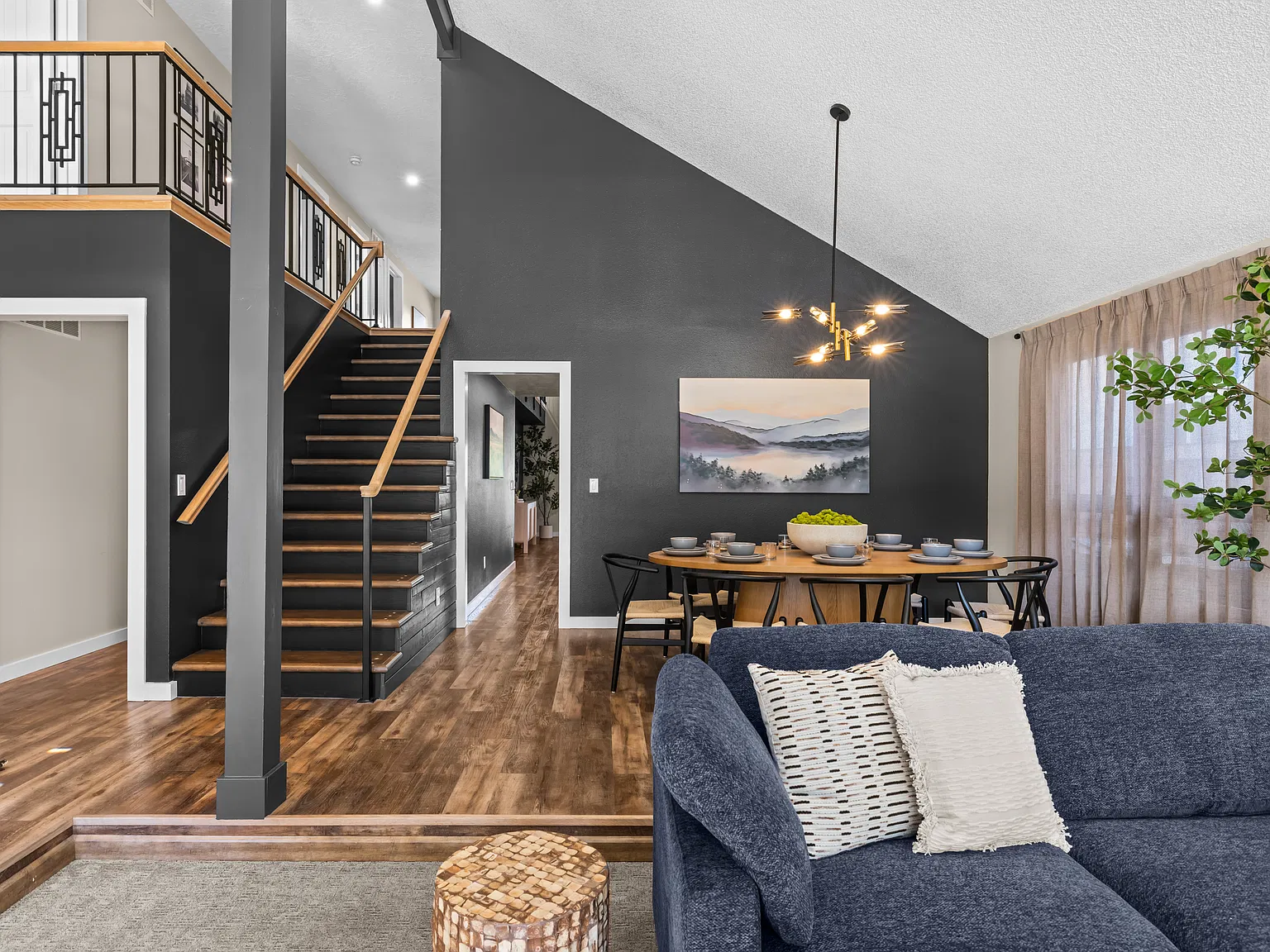 4 bed, 2.5 bath, 2398 sqft, $5,900 — Photo 4