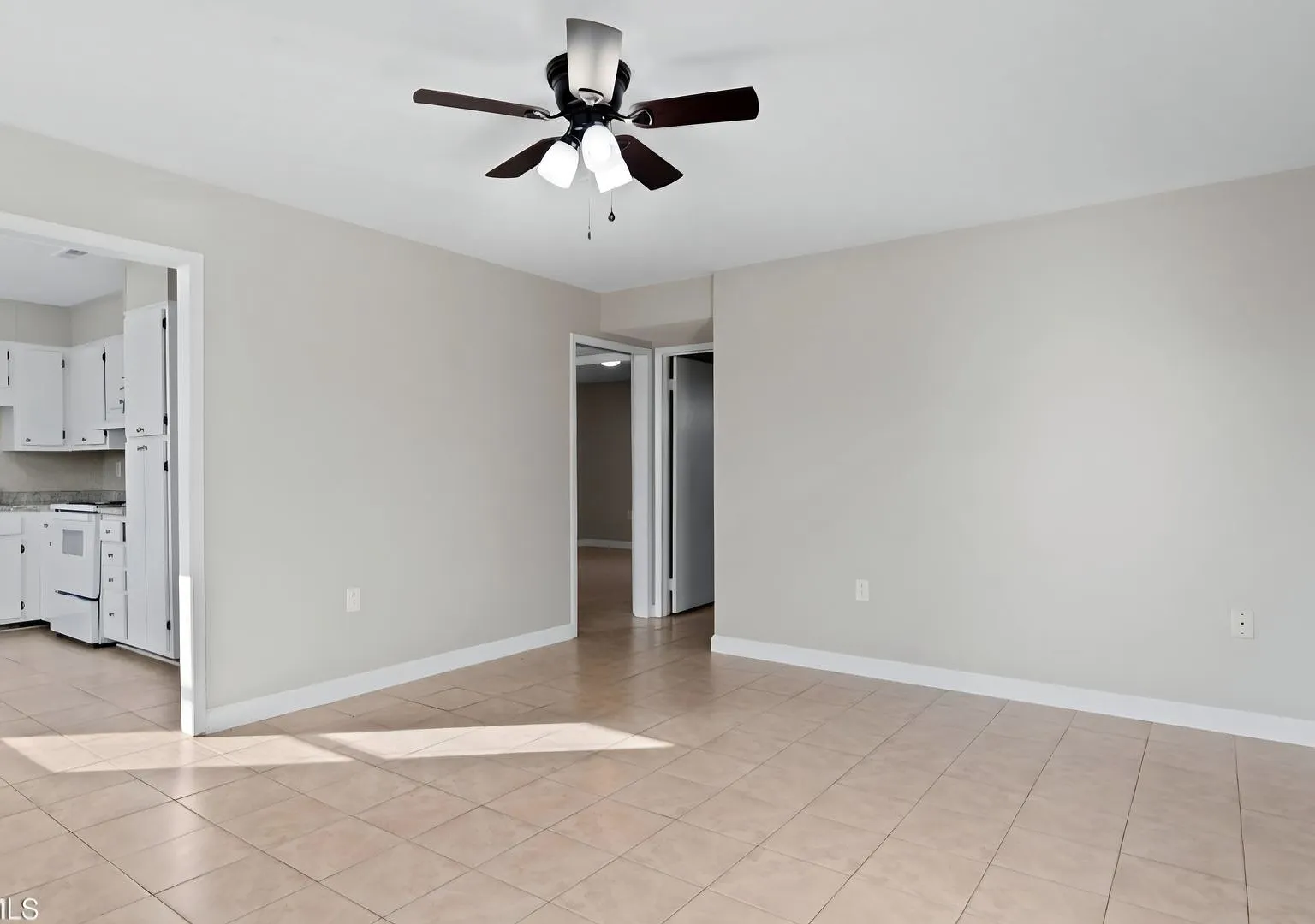 2 Bedroom / 1 Bath One Level Apartment convenient location — Photo 2